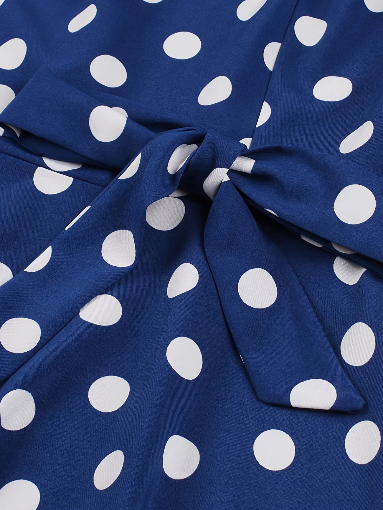 Rochie Albastră cu Buline Albe și Curea Reglabilă la Talie – Casual pentru Toate Sezoanele, Stil Versatil, Material Durabil