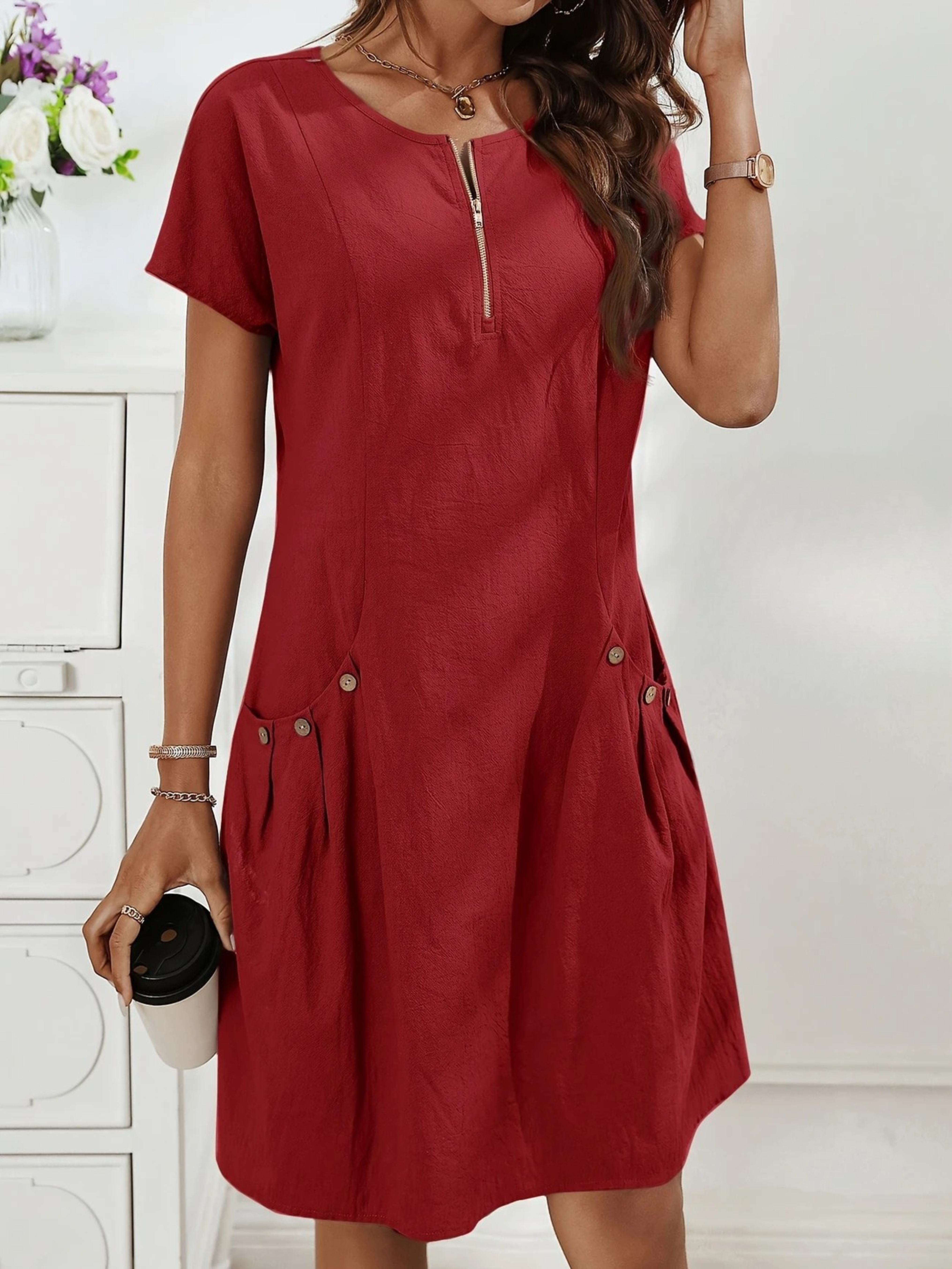 Rochie Roșie Lejeră cu Fermoar Frontal și Buzunare cu Nasturi – Material Texturat Ideal pentru Ținute Casual