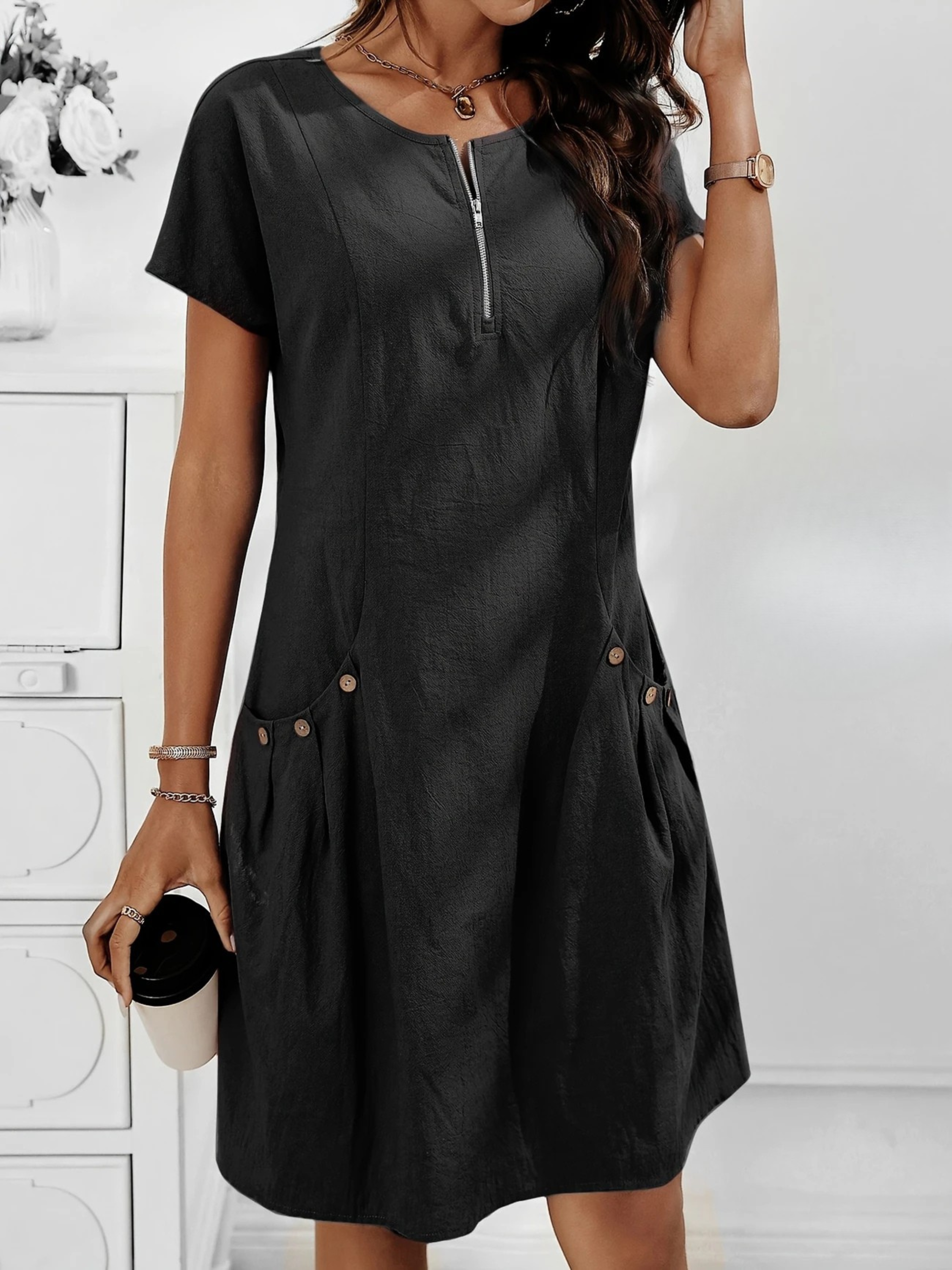 Rochie Neagră Lejeră cu Fermoar Frontal și Buzunare cu Nasturi – Material Texturat Ideal pentru Ținute Casual