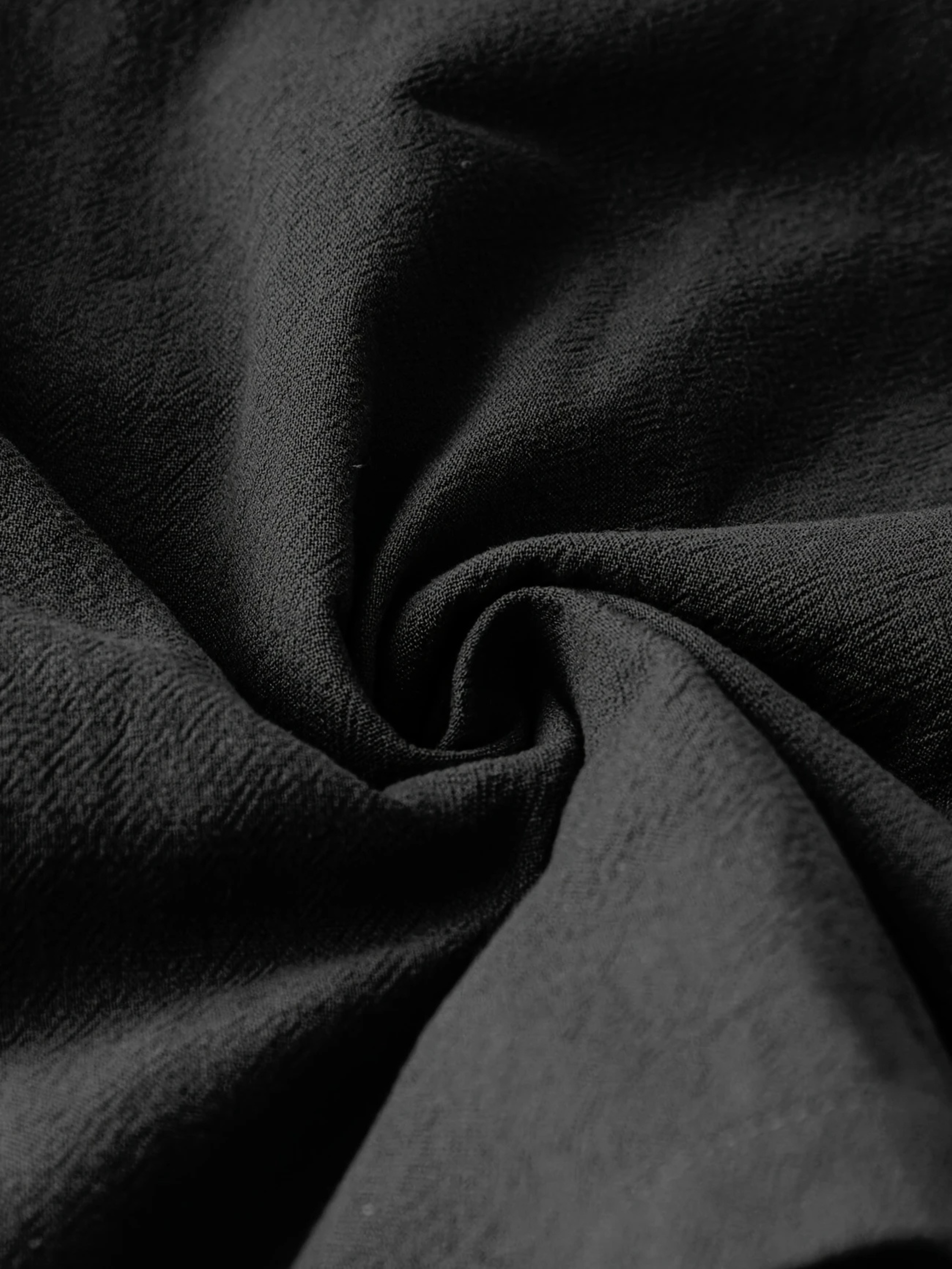 Rochie Neagră Lejeră cu Fermoar Frontal și Buzunare cu Nasturi – Material Texturat Ideal pentru Ținute Casual
