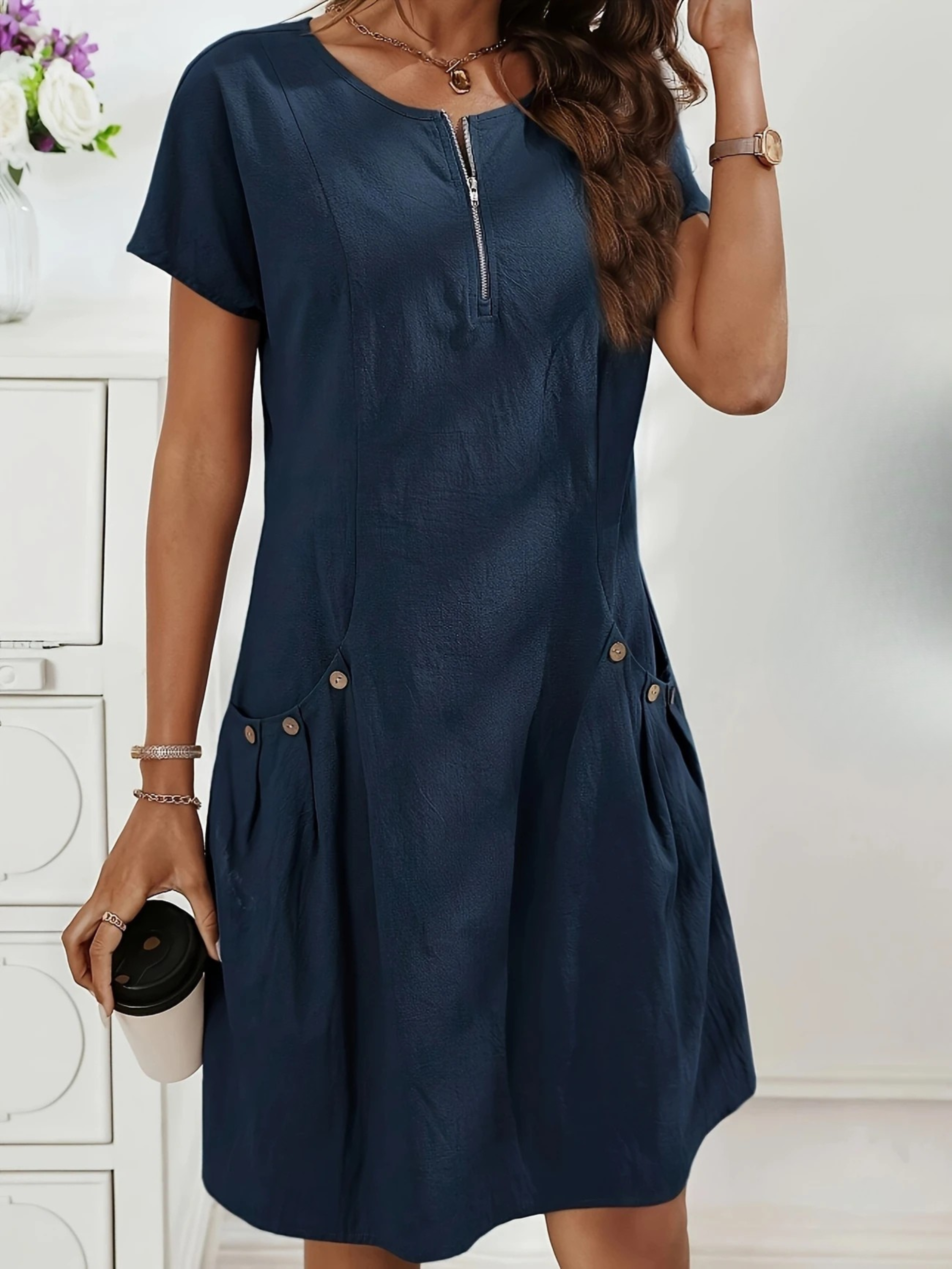 Rochie Albastră Lejeră cu Fermoar Frontal și Buzunare cu Nasturi – Material Texturat Ideal pentru Ținute Casual
