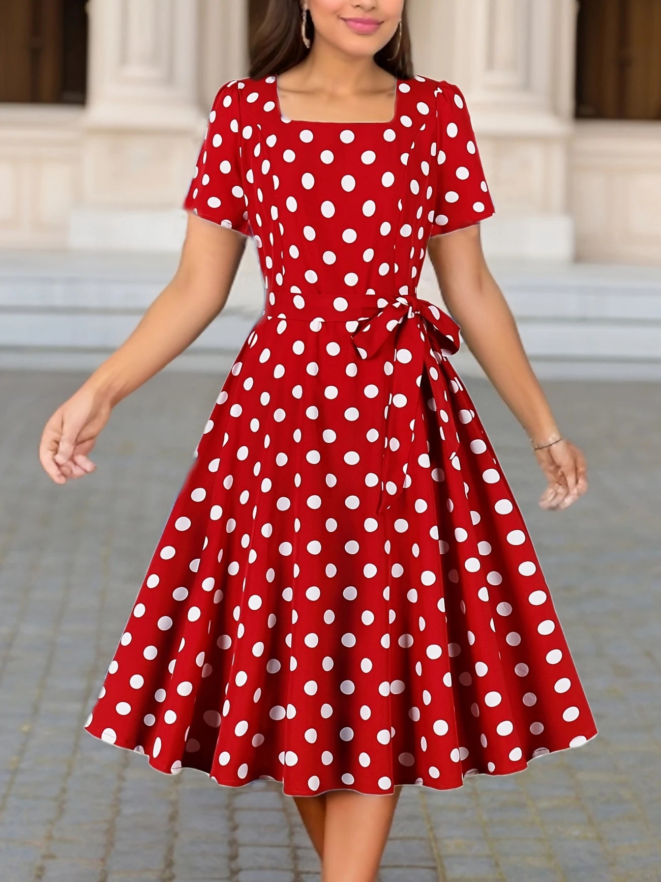 Rochie Roșie cu Buline Albe și Curea Reglabilă la Talie – Casual pentru Toate Sezoanele, Stil Versatil, Material Durabil