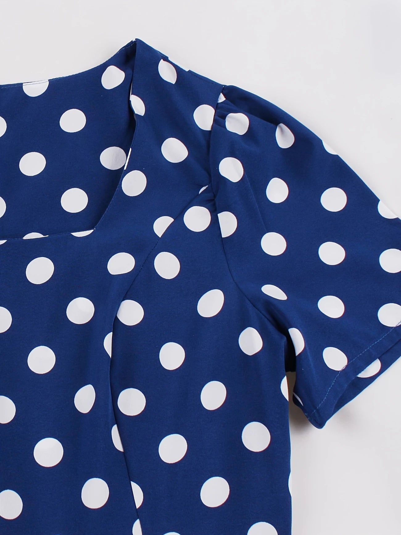 Rochie Albastră cu Buline Albe și Curea Reglabilă la Talie – Casual pentru Toate Sezoanele, Stil Versatil, Material Durabil