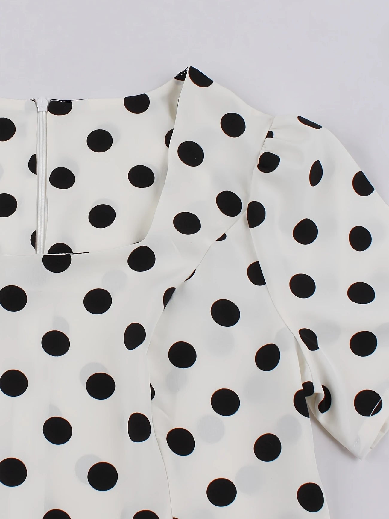 Rochie Albă cu Buline Negre și Curea Reglabilă la Talie – Casual pentru Toate Sezoanele, Stil Versatil, Material Durabil