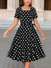 Rochie Neagră cu Buline Albe și Curea Reglabilă la Talie – Casual pentru Toate Sezoanele, Stil Versatil, Material Durabil