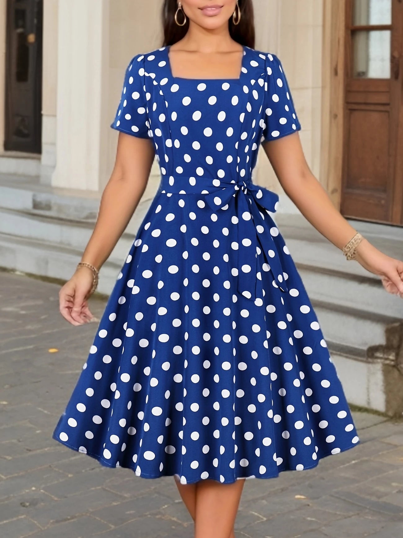 Rochie Albastră cu Buline Albe și Curea Reglabilă la Talie – Casual pentru Toate Sezoanele, Stil Versatil, Material Durabil